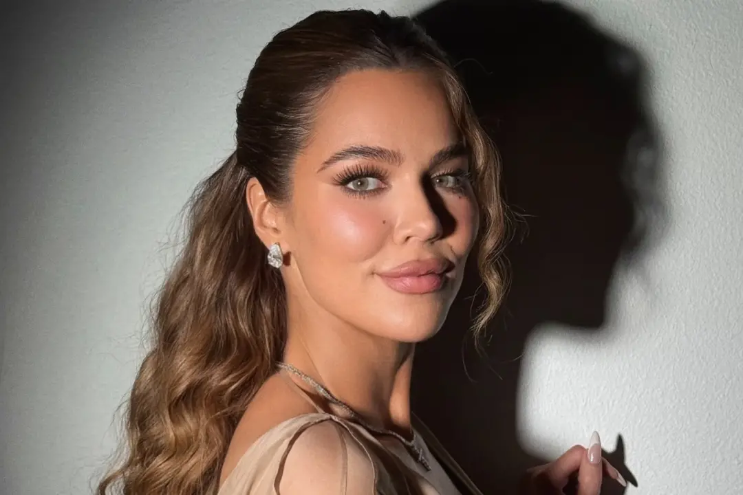 Khloé Kardashian comprou batons de K-beauty em todas as cores. Acho interessante como as redes sociais impulsionam comp…
