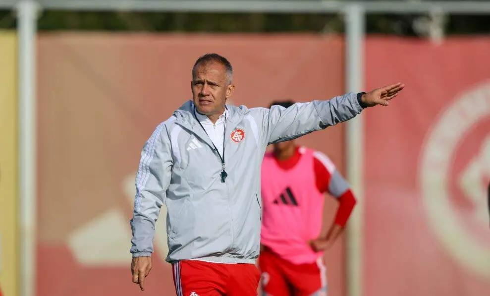 Eduardo Baptista assume como novo técnico do Internacional até dezembro de 2026. O clube o apresentou com Julio Cesar S…