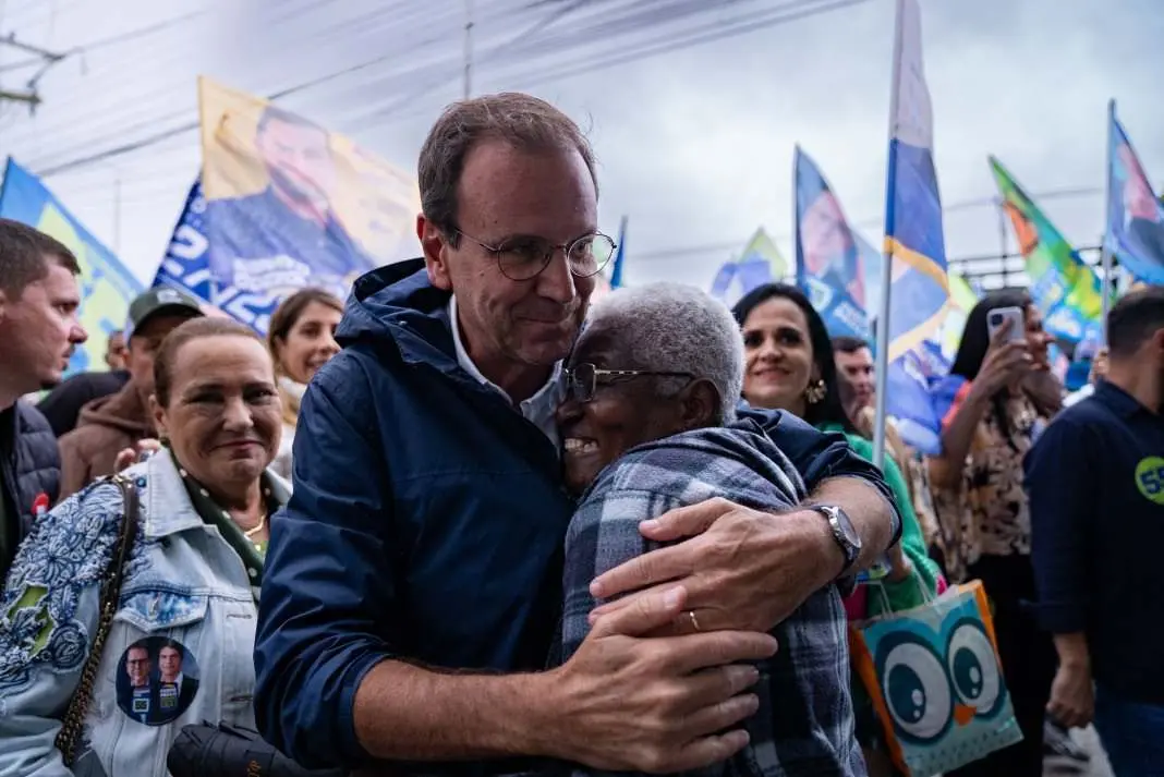 Eduardo Paes promete concluir a Estrada dos Ceramistas e construir a Estrada do Contorno em Campos dos Goytacazes. O ob…
