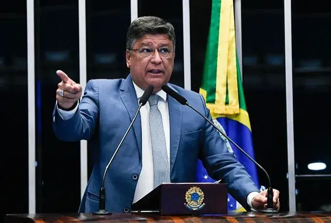 Carlos Viana entregou mandado de segurança a Cármen Lúcia para obrigar o Senado a reabrir o Conselho de Ética. A omissã…