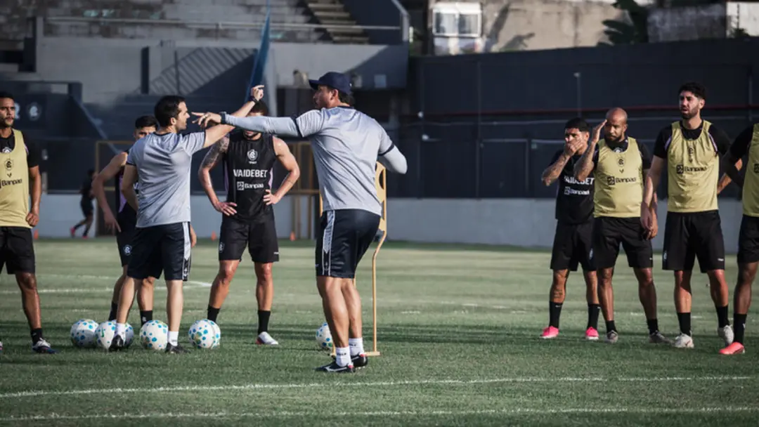Remo volta aos treinos no Baenão para iniciar a preparação contra o Grêmio em 7 de outubro. Duas semanas sem jogos ofic…
