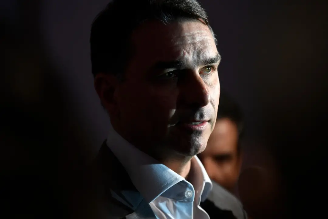 Ministro do STF André Mendonça deve abrir inquérito sobre um presente de uísque de Vorcaro para Lula. A defesa de Flávi…