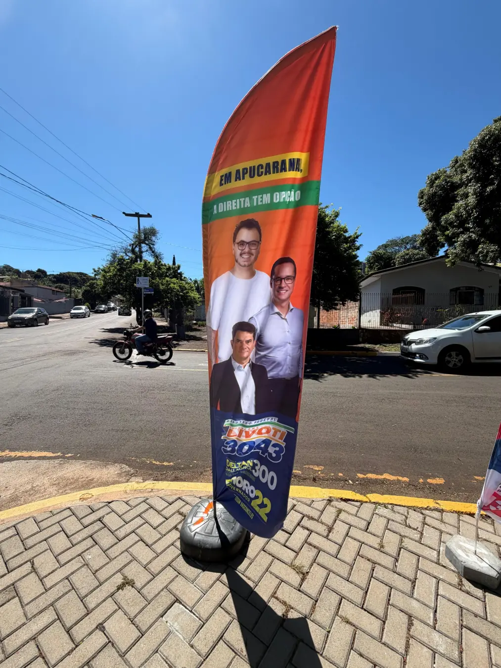 TRE do Paraná suspendeu decisão que proibia banners de Guilherme Livoti por ter imagem de Deltan Dallagnol. Essa suspen…