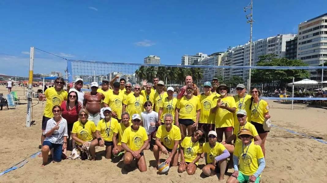 Areia de Copacabana, entre Santa Clara e Figueiredo Magalhães, tem vovôley de terça a domingo há quase duas décadas. Es…