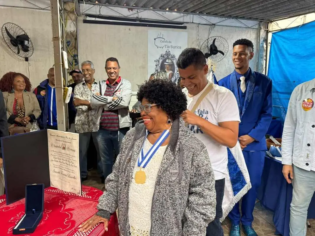 Tia Surica ganhou a Medalha Chiquinha Gonzaga em Madureira, pelo trabalho na Portela. É fundamental reconhecer essa for…