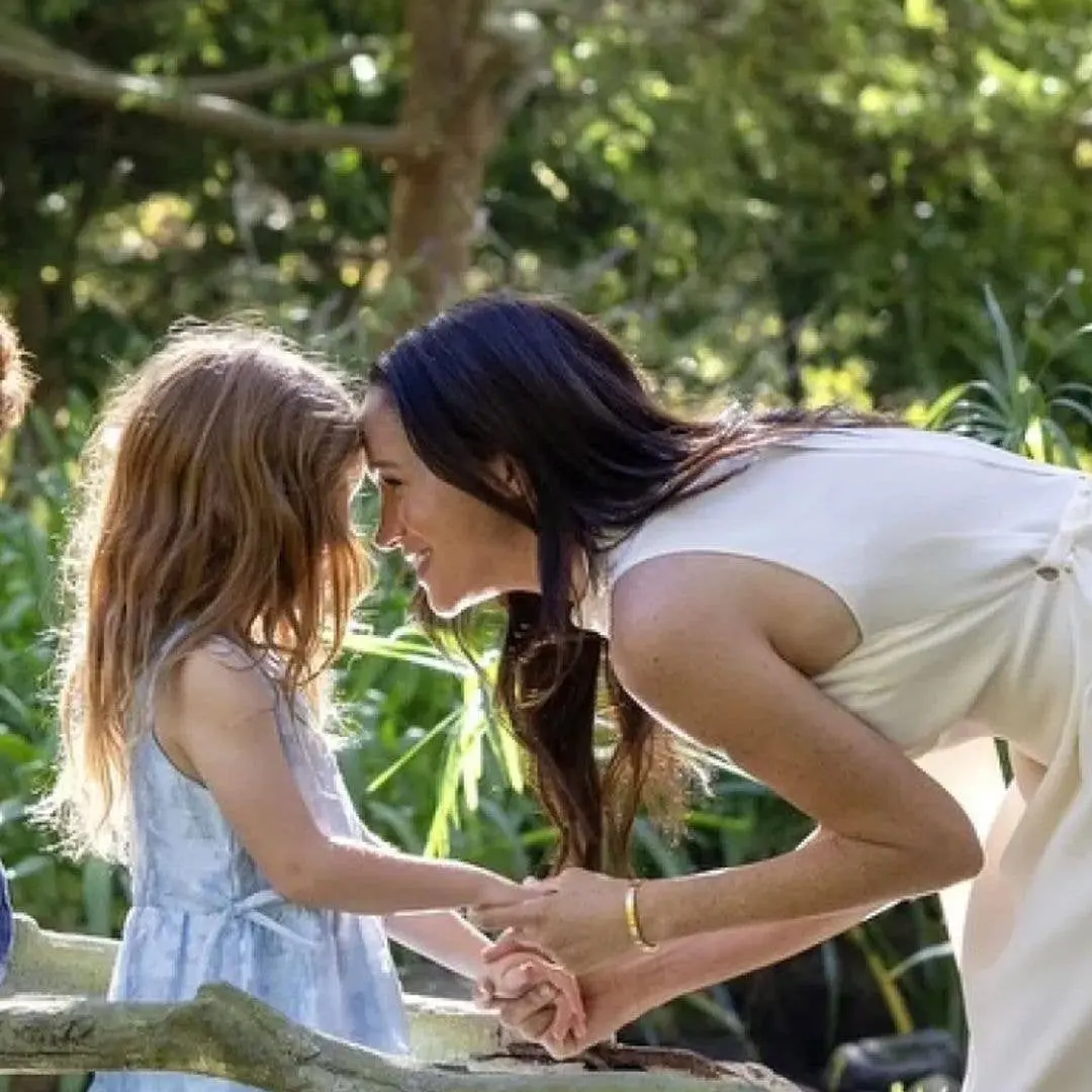 Princess Lilibet apareceu em uma foto recente com os pais, Príncipe Harry e Meghan Markle. É interessante ver a família…