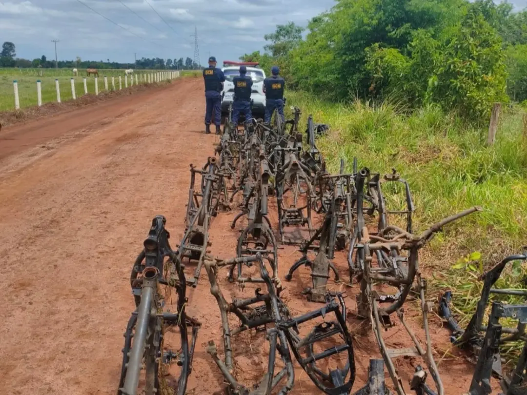 Mais de 120 quadros de motos foram apreendidos em um matagal em Anhanduí. A quantidade desse material indica desmanches…