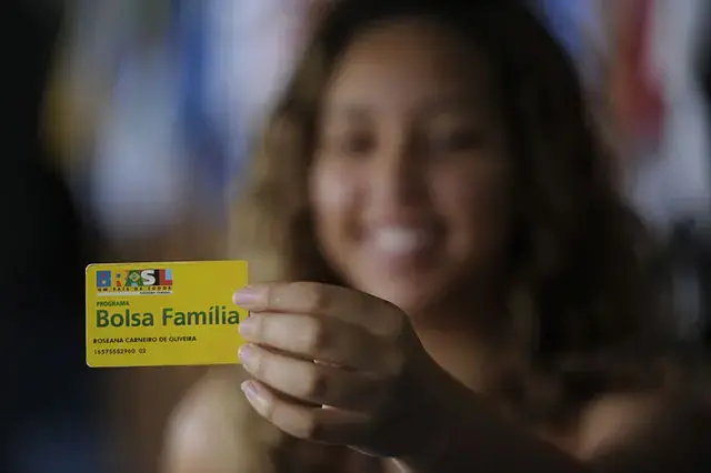 Uma família de quatro pessoas ganhando um salário mínimo tem renda per capita que a coloca em extrema pobreza segundo a…