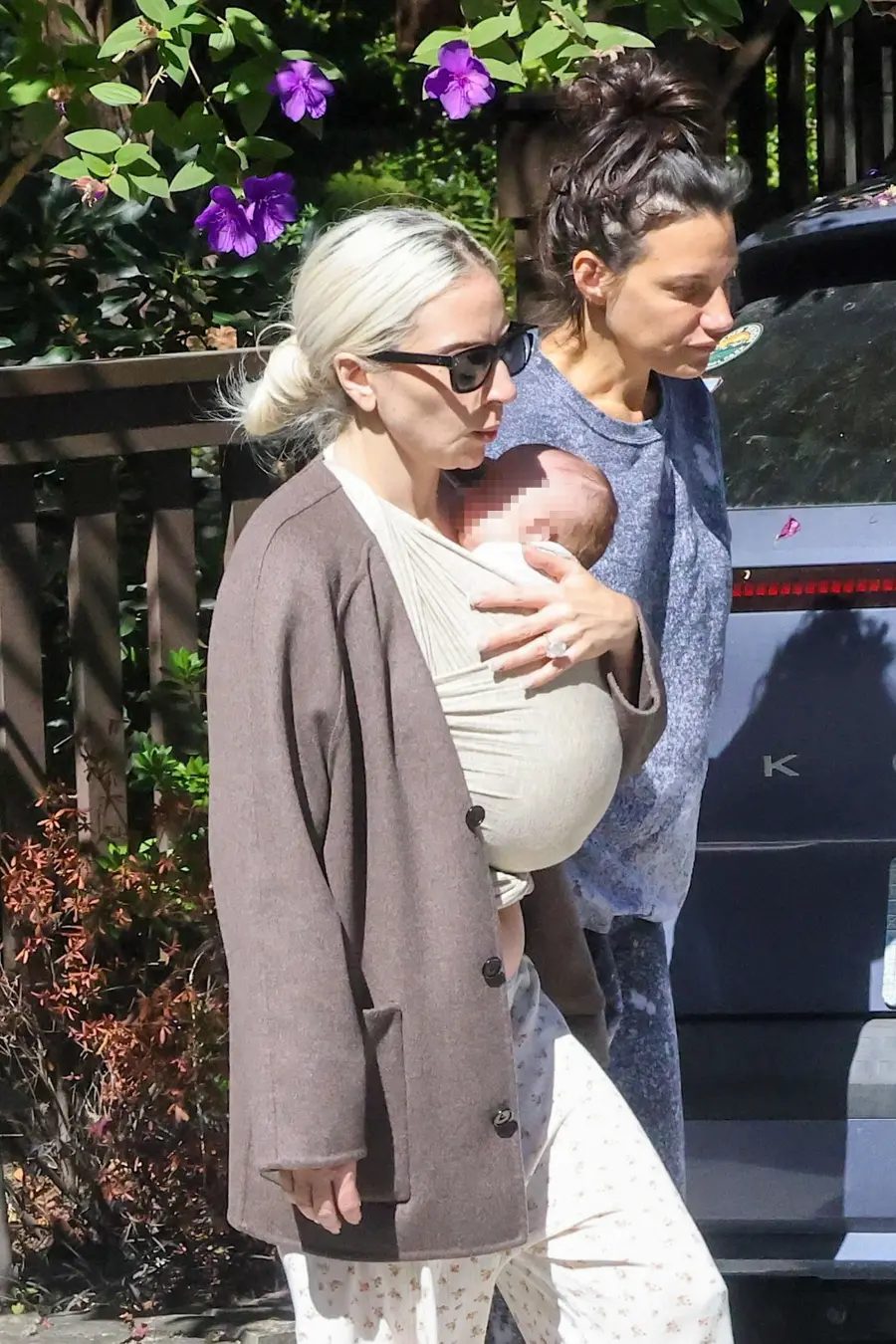 Lady Gaga recebeu a filha e alguns confidentes dela souberam antes de todo mundo. É estranho essa discrição, pois a tra…