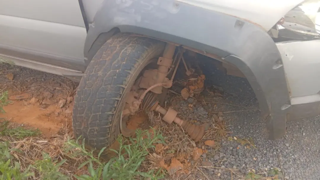 Patos de Minas, MG: três homens foram presos depois de um carro furtado cair em mata-burro durante perseguição policial…