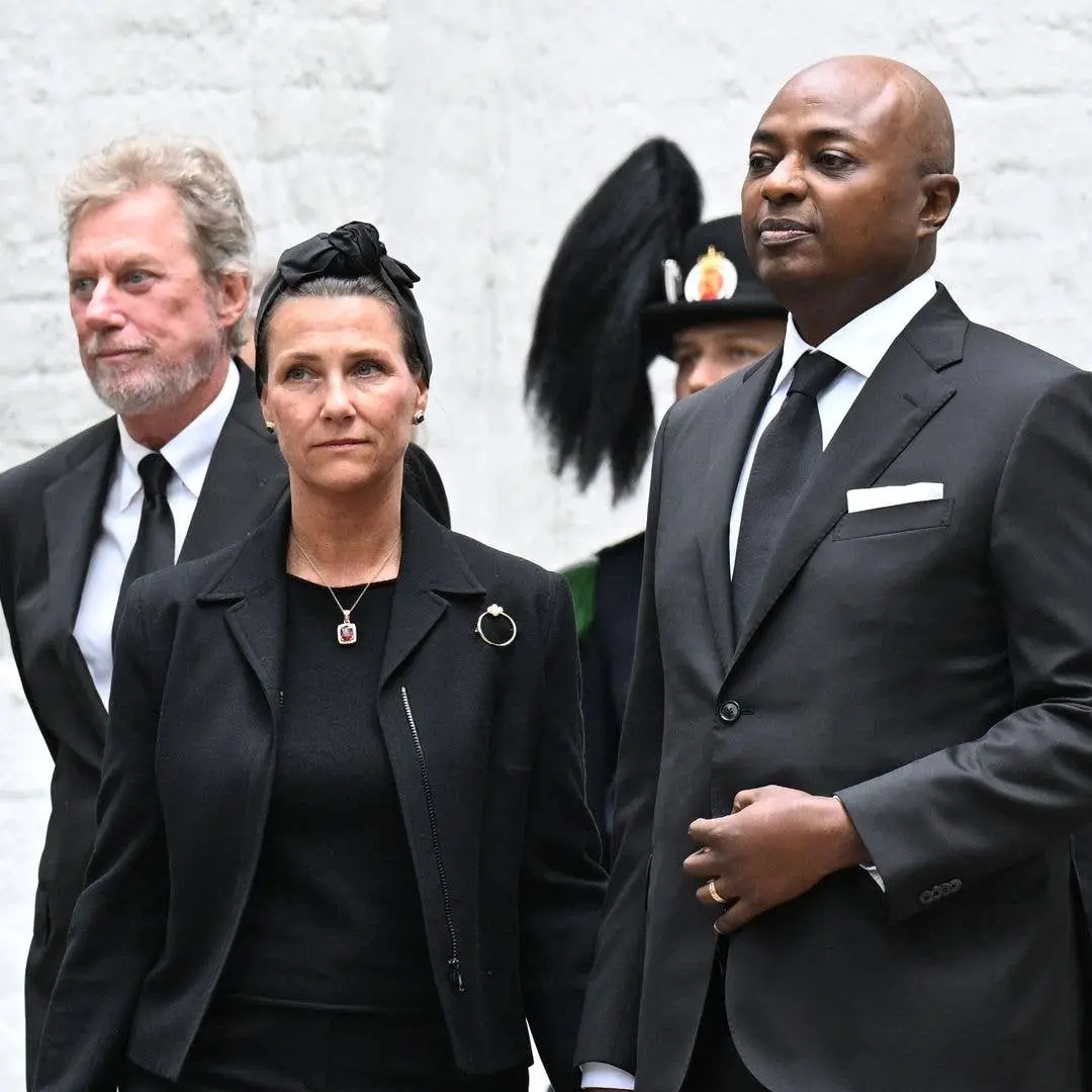 As princesas Martha Louise e Durek Verrett se apoiaram após o funeral da Princesa Astrid na Noruega. É importante ver o…