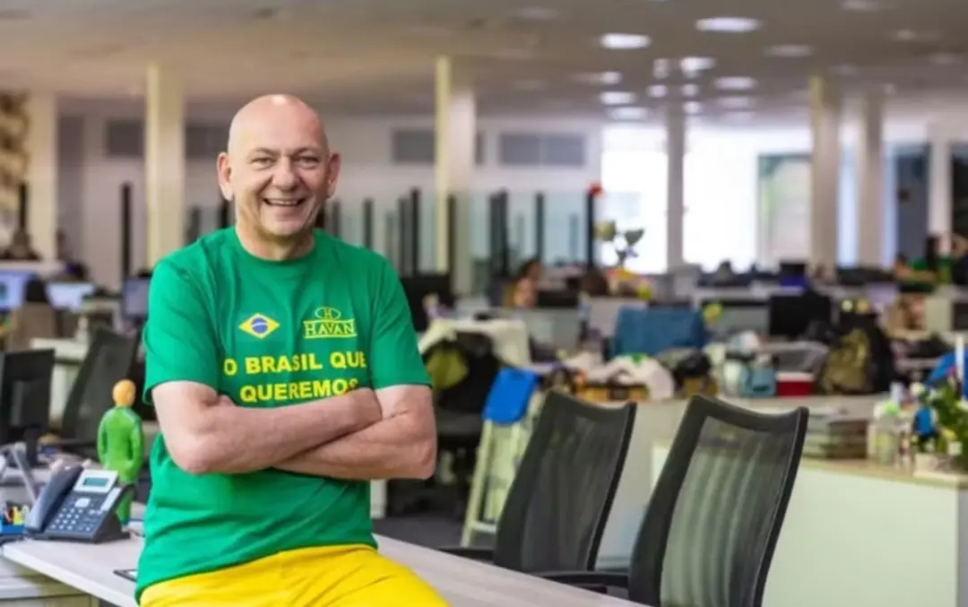 Luciano Hang foi proibido pela Justiça do Trabalho de fazer manifestações políticas nas unidades da Havan. O MPT pediu …