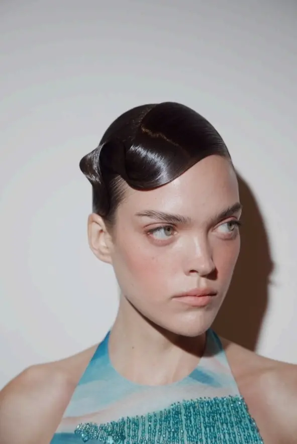 NYFW Primavera Verão 2027 mostra a diversidade nos cabelos, com apostas em fios naturais, ondas e tranças. Valorizar a …