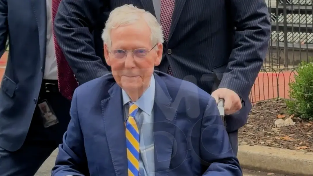 Mitch McConnell foi visto em Washington D C sendo colocado em uma cadeira de rodas. A situação mostra o desgaste de que…