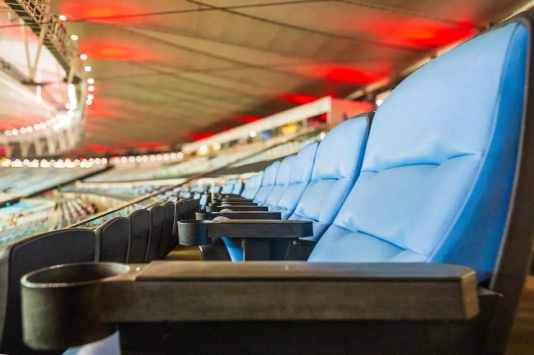 R$ 55 mil por cadeira garantem um camarote no Maracanã para 2027, começando o leilão com 22 espaços disponíveis. Esse p…