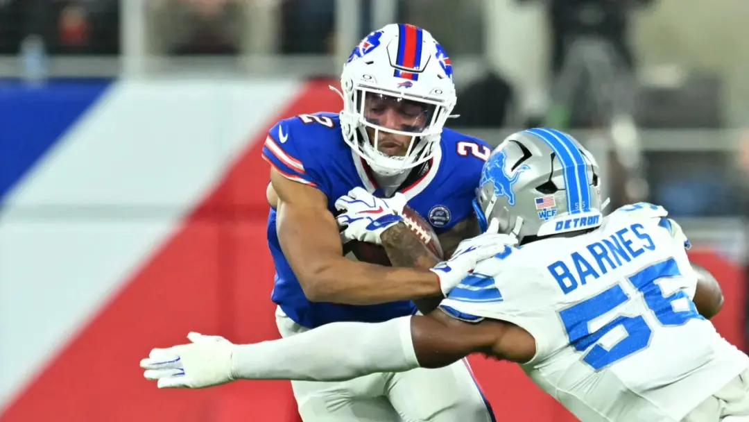 DJ Moore treinou no campo com roupa de treino, apesar da lesão no ombro sofrida na semana 2. Um bom sinal que ele tem c…