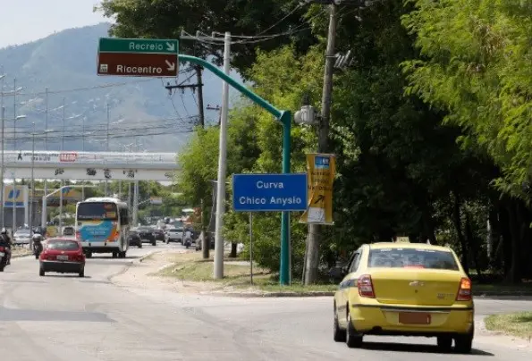 Curva Chico Anysio, Barra da Tijuca. Um jacaré foi atropelado e morreu na madrugada de quarta. O motorista não foi iden…