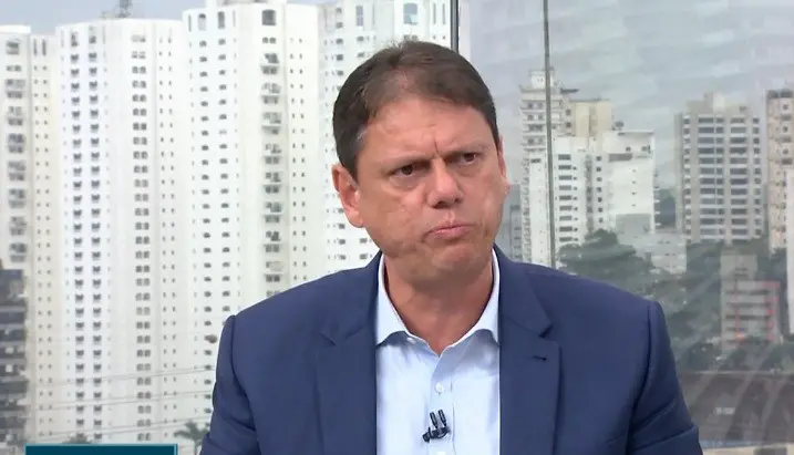 Justiça proibiu o governo Tarcísio de Freitas de usar contratos temporários para professores, enquanto mais de 40 mil c…