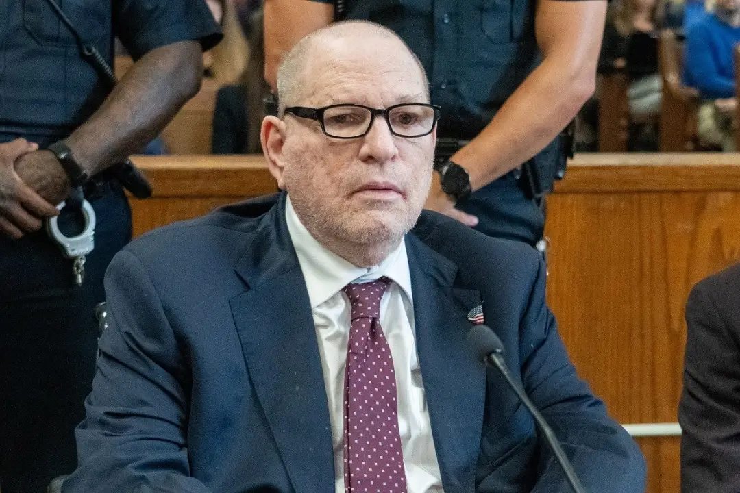 Harvey Weinstein recebeu 15 anos de prisão em Nova York por agressão sexual contra ex-assistente. Essa condenação mostr…