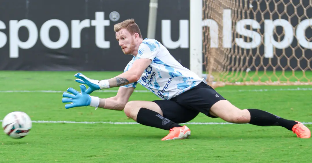 Jean Drosny sofreu luxação no ombro esquerdo durante o jogo domingo contra Inter de Limeira. É correria ter dois goleir…