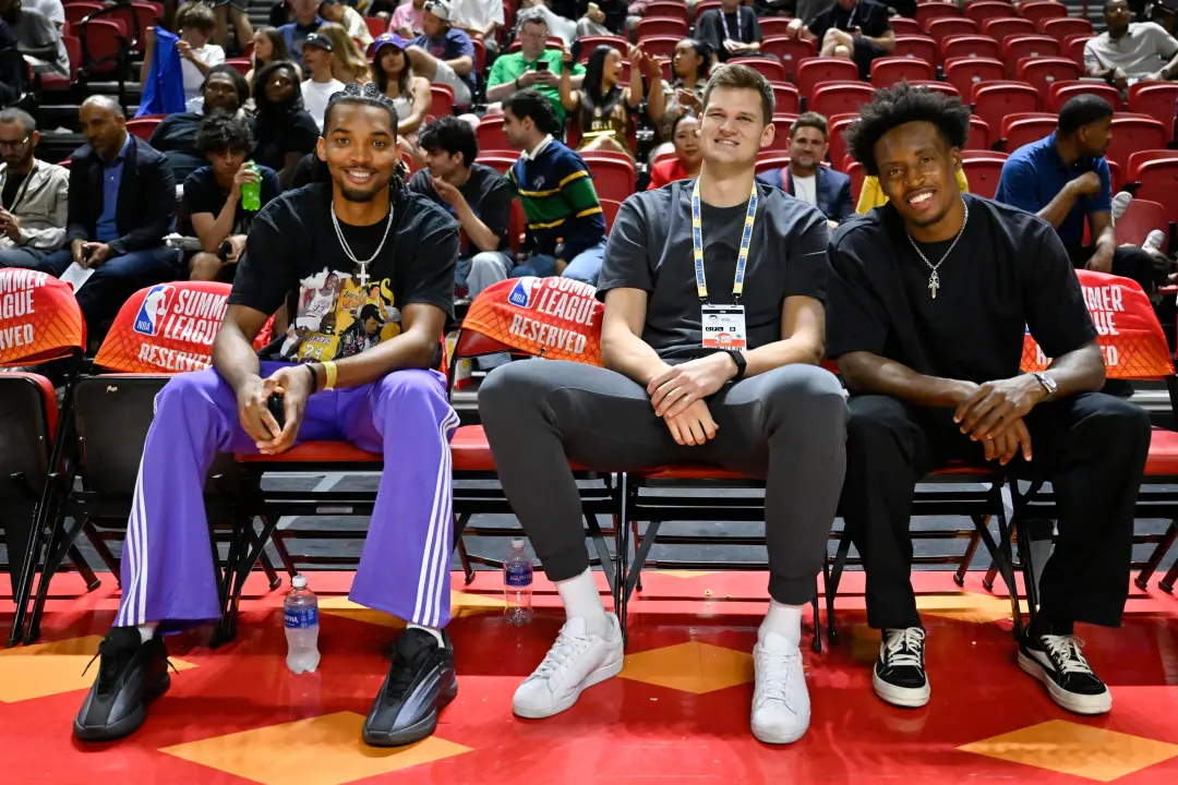 Roster dos Lakers virou de ponta a ponta, com Luka Dončić no centro da reconstrução, e LeBron James saiu. Uma mudança p…