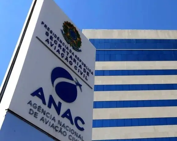 A Anac reforça que assistência material em voos atrasados não significa culpa da companhia aérea. Isso mantém a obrigaç…