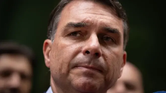 Flávio Bolsonaro diz que, se eleito, vai criar um fundo com recursos de petróleo e imóveis para ajudar a reduzir a dívi…