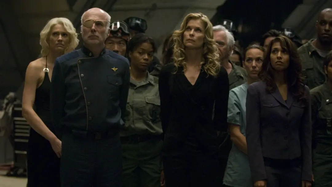 Battlestar Galactica troca gênero no prelúdio, saindo do tom de ficção científica que conhecemos. A mudança afeta a his…