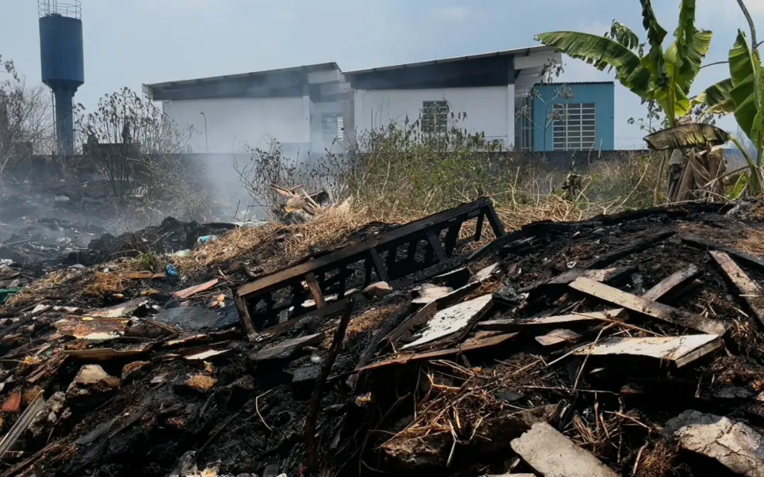 Suspensão de atendimento na Unidade de Saúde Amazonino Mendes em Manaus devido a incêndio no terreno ao lado. A fumaça …