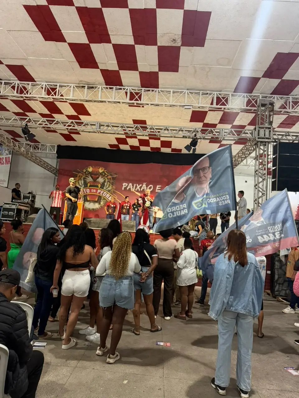 Porto da Pedra fez evento na escola de samba em apoio a Eduardo Paes, depois das falas de Ruas sobre carnaval. A cultur…