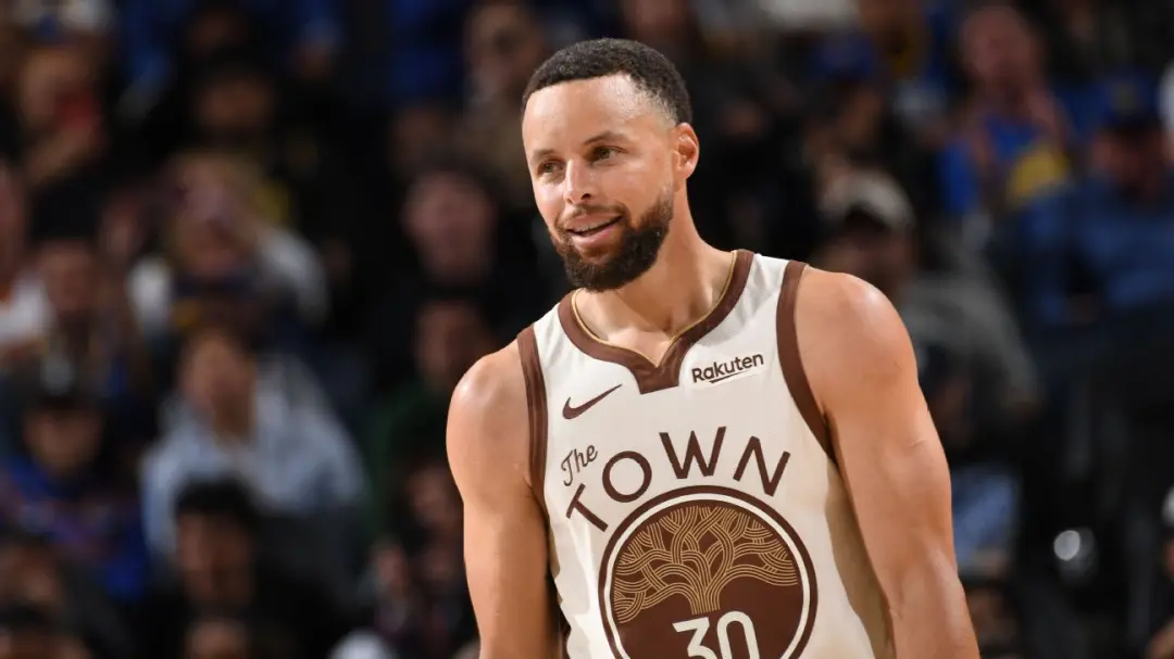 Stephen Curry garantiu que a situação do contrato ainda indefinida não vai mexer com o desempenho dele no time. É bom v…