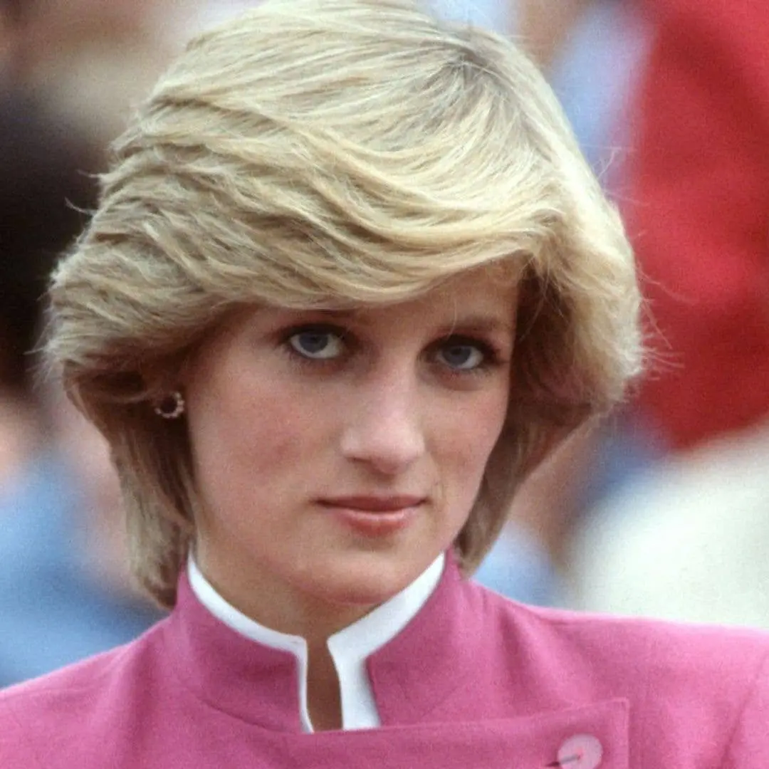 14 fotos antigas da Princesa Diana mostram sua infância durante um período instável. Ver esses registros mostra como a …