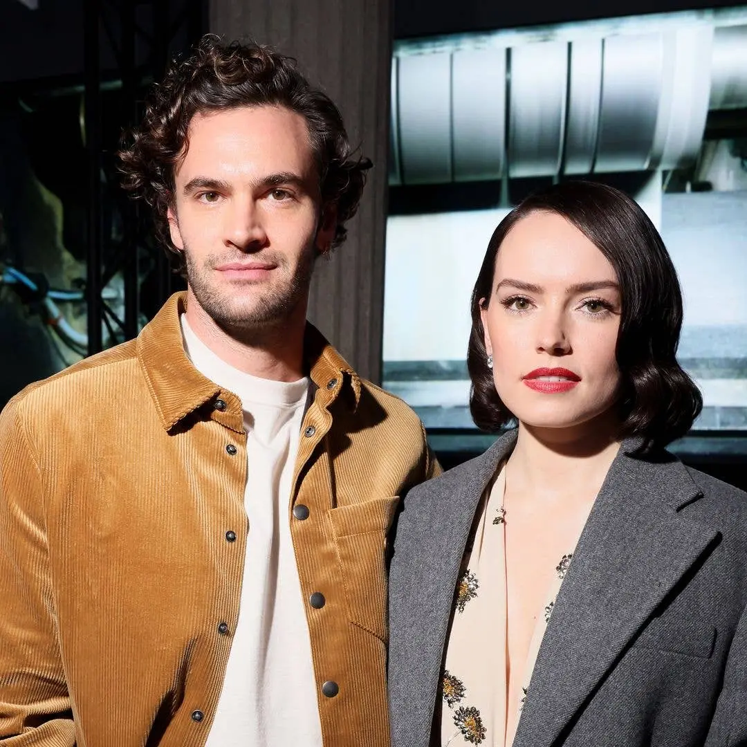 Daisy Ridley inspirou o roteiro de The Love Hypothesis, onde Tom Bateman atua no Prime Video. Acho interessante ver com…