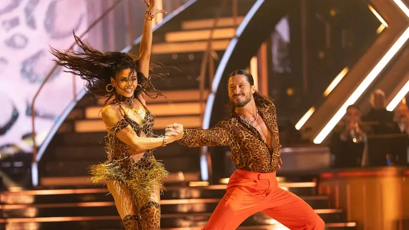 Jenna Dewan e Val Chmerkovskiy empataram com Ezra Frech e Daniella Karagach na pontuação da Semana 2 do DWTS, tirando 2…