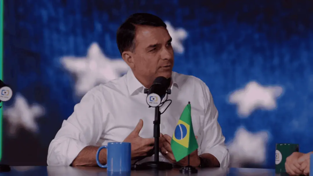 Flávio Bolsonaro criticou a promessa de canetas emagrecedoras no SUS, dizendo que ele não vai prometer picanha. Promete…