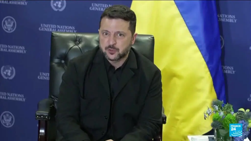 Kyiv foi atingida por drones em ataque diurno, matando duas pessoas e ferindo 23 horas antes de Zelenskyy falar na ONU.…