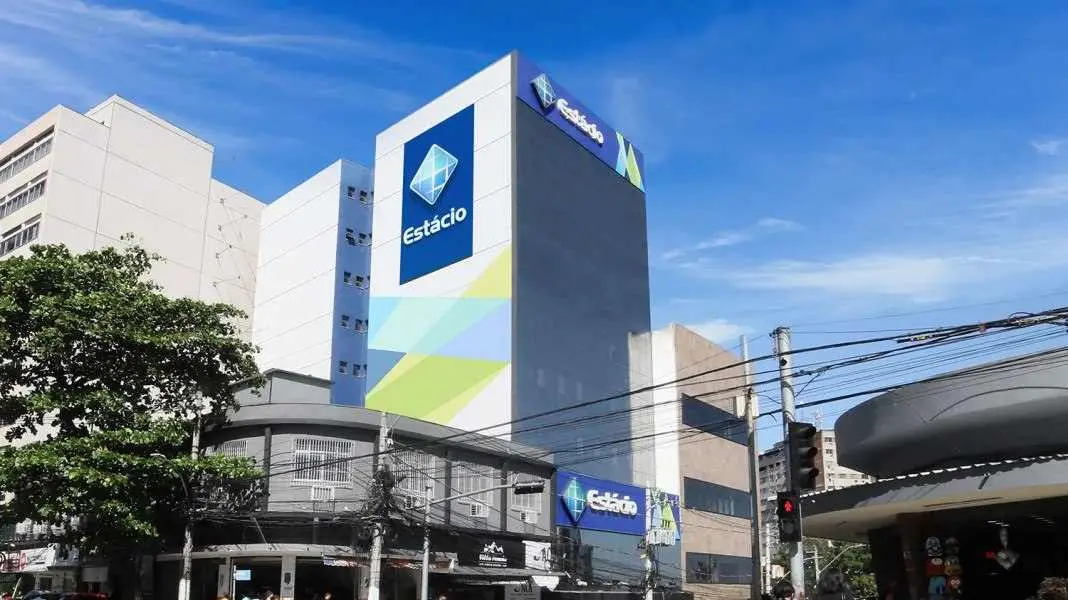 Seis sites falsos imitando universidades como Estácio de Sá e Ibmec foram investigados pela Polícia Civil por aplicar g…