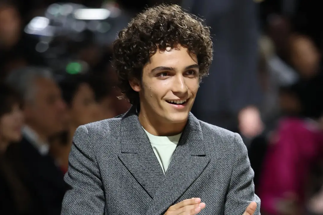 Milan Fashion Week, terça à noite, mostrou um jovem de 18 anos na passarela com um blazer Prada cinza. A presença desse…