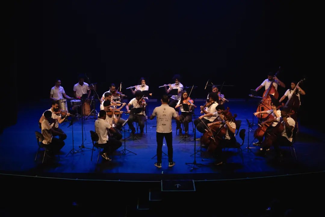 Orquestra Maré do Amanhã faz homenagem ao Queen no Teatro Riachuelo. É um momento de reverência à arte, um eco de grand…