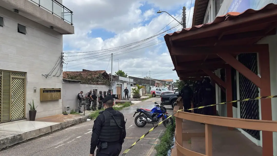 Manhã em Ananindeua, quatro suspeitos em assalto em Cidade Nova 5, um deles fez um homem refém durante a fuga. Negociaç…