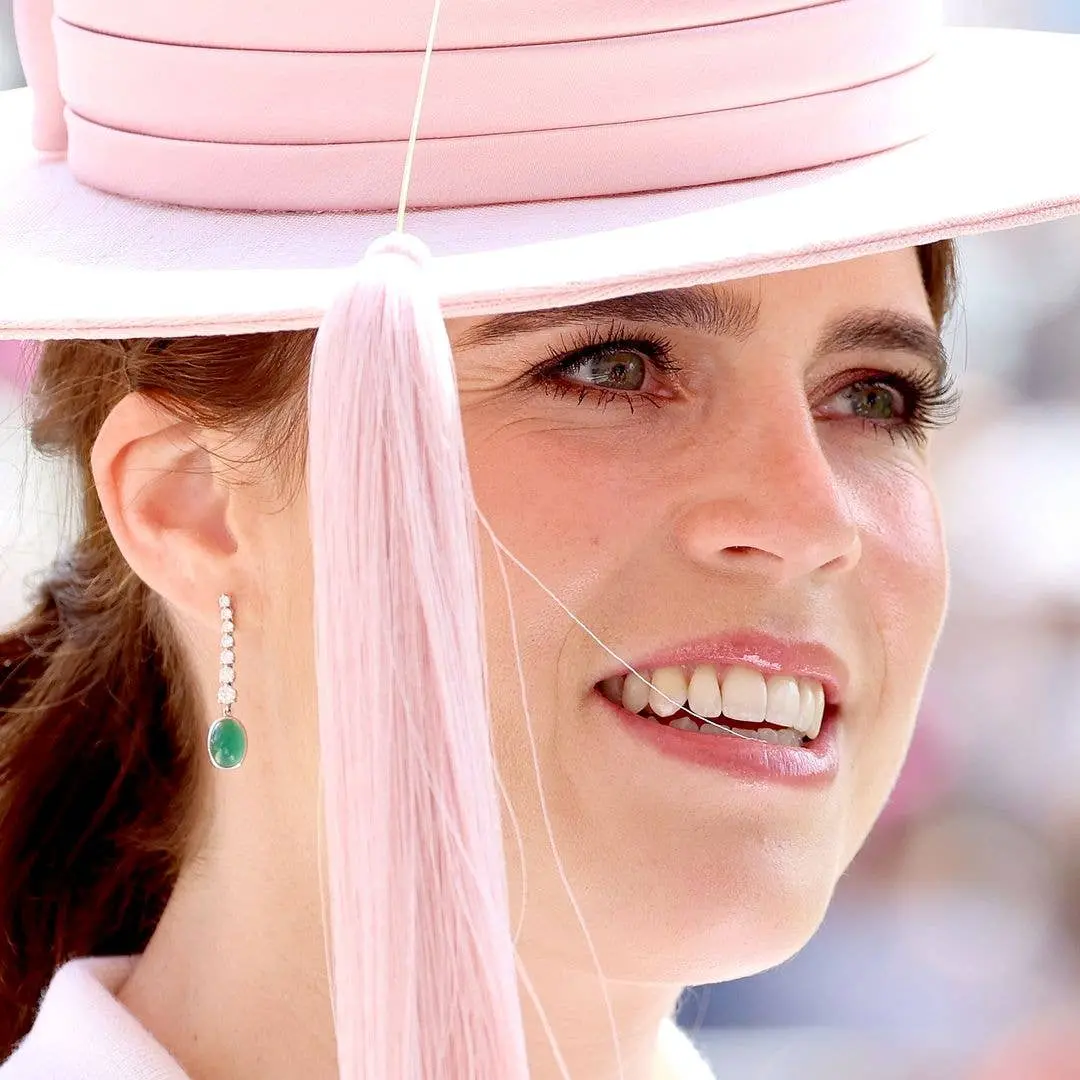 Princess Eugenie arrasou no vestido justo na festa de casamento do Duque de Westminster com Olivia Henson. O vestido po…