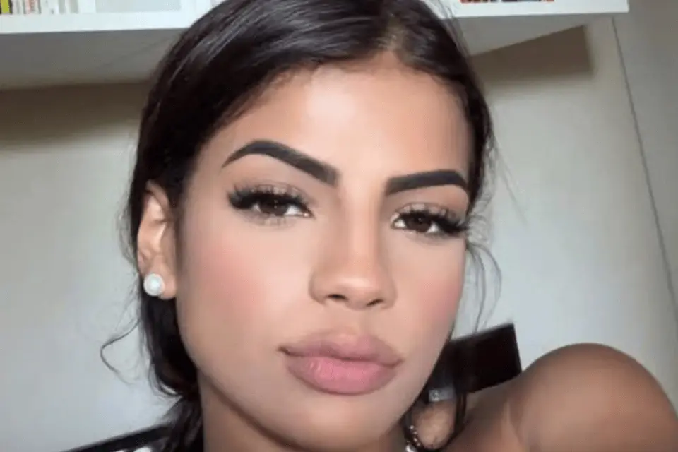 Larissa Brito, de 25 anos, foi encontrada morta no porta-malas de um carro na França. É chocante ver o fim de uma pesso…