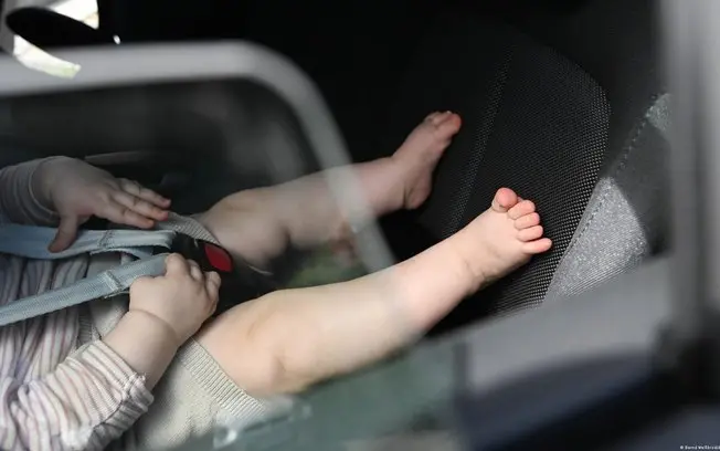 Interior do carro pode passar de 40 graus em dez minutos com sol forte. Casos de crianças esquecidas em veículos existe…