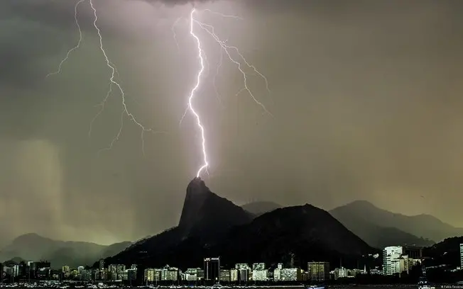 Garopaba, Santa Catarina, em dezembro de 97, foi palco de uma tragédia quando um raio atingiu Gisely Bolanho e amigos n…