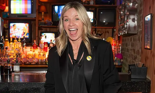 Zoe Ball e Jamie Theakston se reencontraram em um bar dos anos 90 para a comemoração de 25 anos do Live and Kicking. É …
