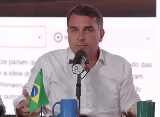Flávio Bolsonaro, em São Paulo, rebateu a defesa do Lula sobre as bets, dizendo que o presidente deixou a expansão corr…