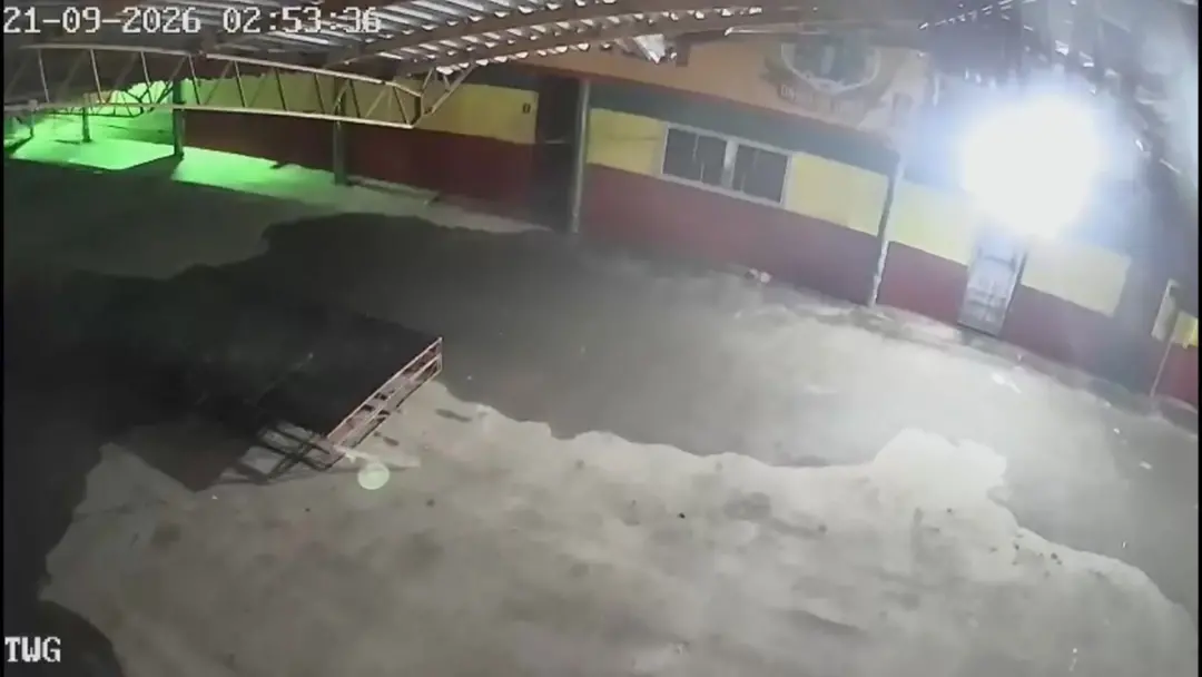 Vento destelha a cobertura da União da Tinga e parte do barracão da Unidos de Vila Isabel em Porto Alegre. Essa instabi…