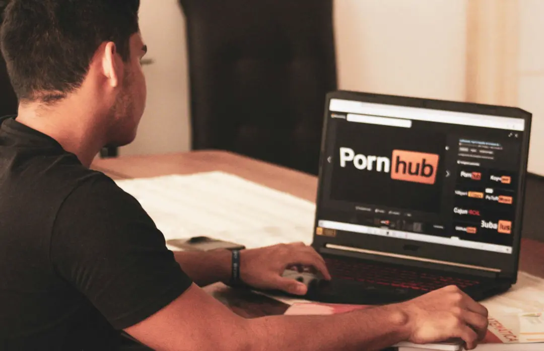Ofcom investiga a empresa matriz do Pornhub por preocupações com acesso de menores no Reino Unido. A suspeita é que o c…