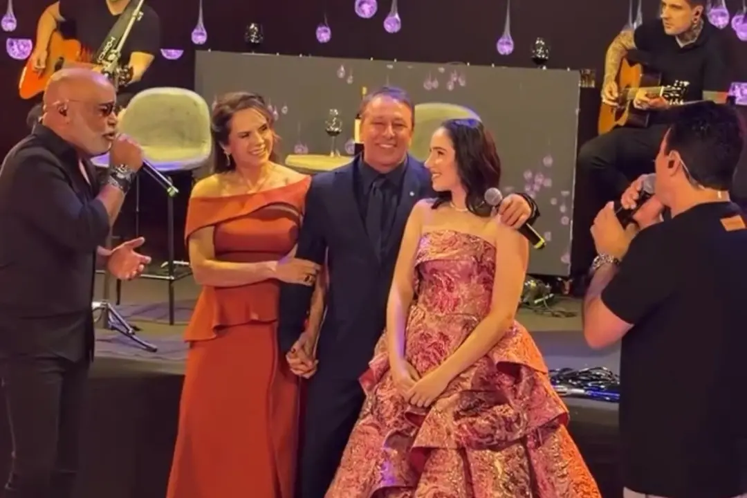 Rick, da dupla com Renner, cumpriu a promessa de cantar no aniversário de 15 anos de Maria Clara em Sorriso, MT. Esse g…