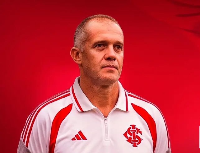 Eduardo Baptista é o novo técnico do Inter até dezembro de 2026. A troca vem após a derrota por um a zero do time no Mo…